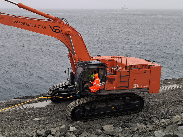 Large Hitachi electric excavator excels on demanding waterfront
